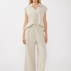 Lovestitch A classic camp shirt crafted in a yarn dye stripe. Size large